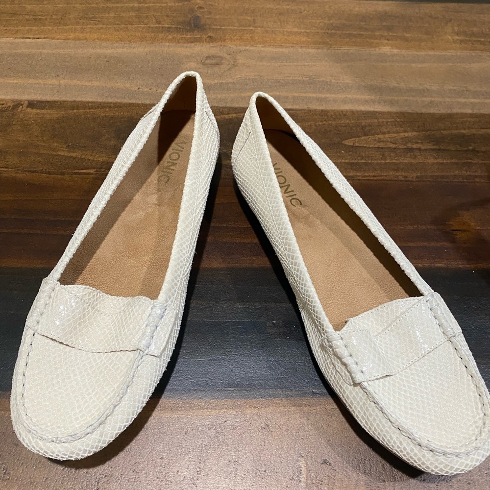 Vionic Larrun Women's Ivory Snake Pattern
Orthotic Slip on Loafers.Size 9.5.